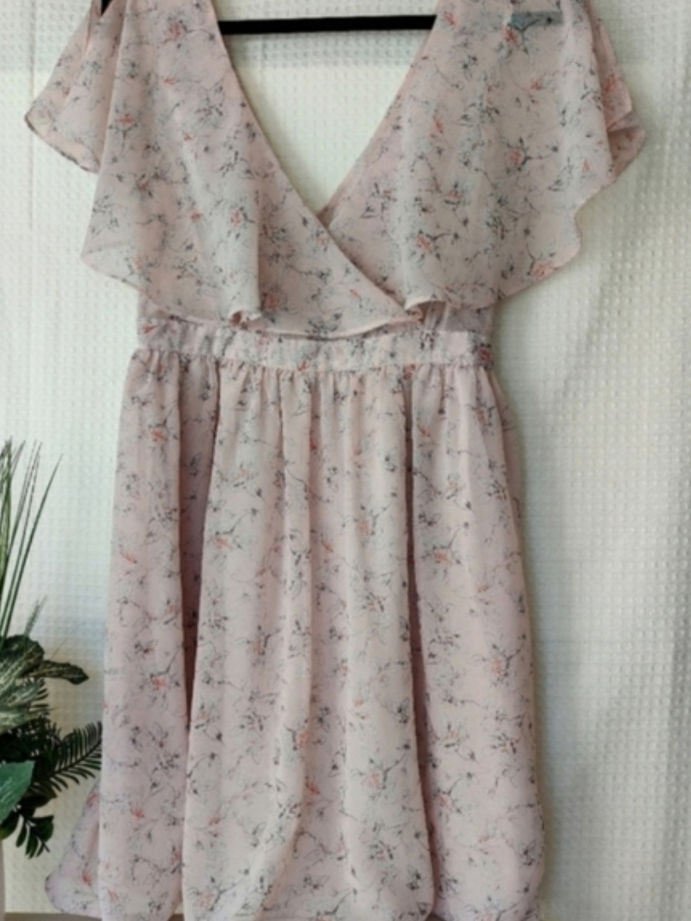 Forever 21, Light Pink Chiffon Floral Mini Dress. Size Medium